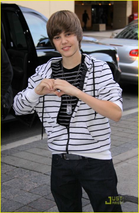 justin_bieber_hearts_bigger.jpg