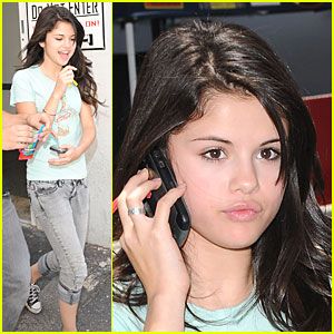 selena-gomez-phones-home.jpg